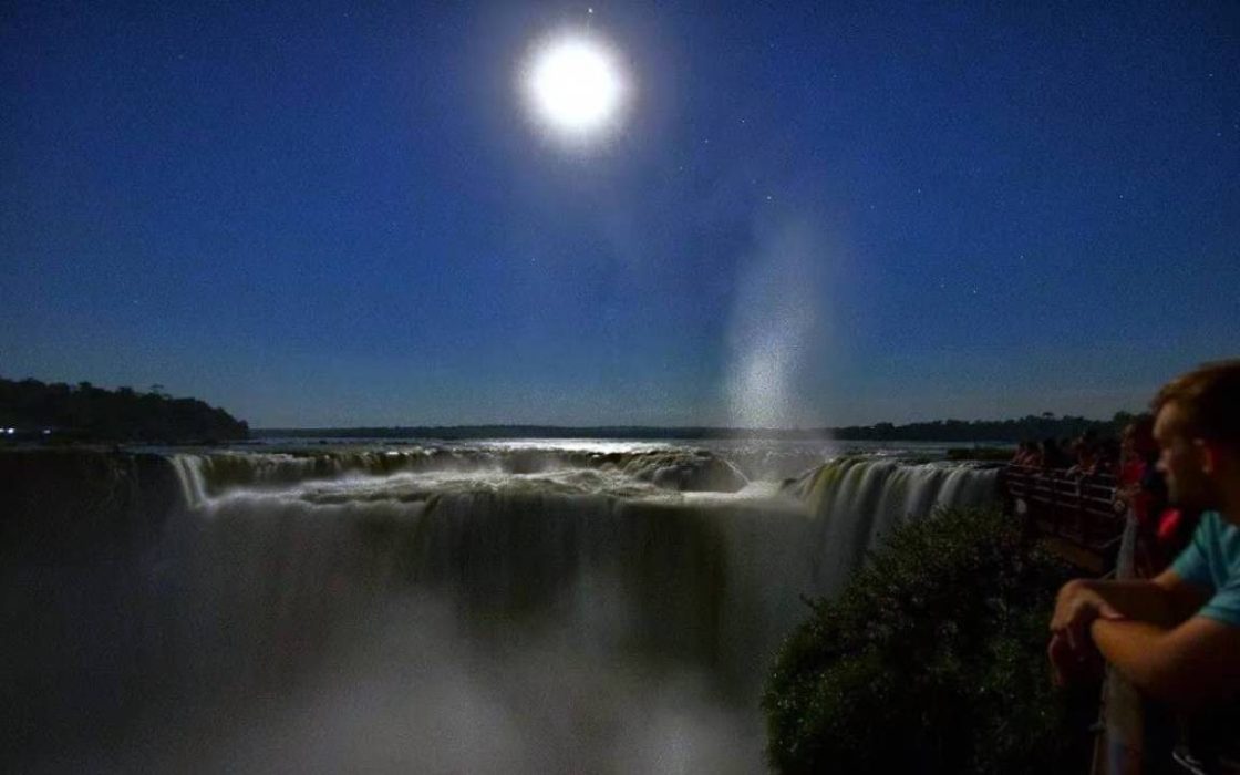 Iguazú a la Luz de la Luna