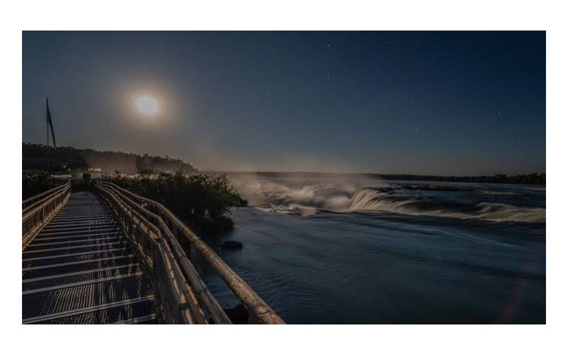 Iguazú a la Luz de la Luna