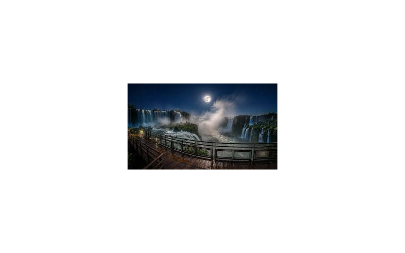 Iguazú a la Luz de la Luna