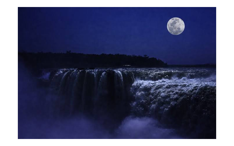 Iguazú a la Luz de la Luna