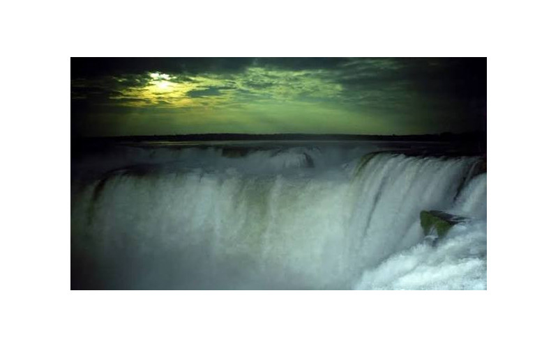 Iguazú a la Luz de la Luna
